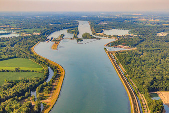 Vue aérienne de Pont du Rhin et écluse du Rhin Gambsheim-Freistett depuis le sud à le quartier Freistett in Rheinau dans le département Bade-Wurtemberg, Allemagne
