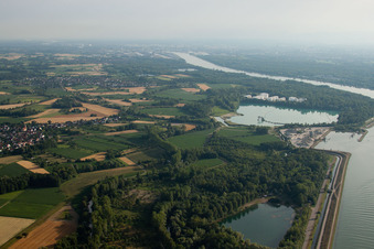 Vue aérienne de Diersheim, Rhin depuis le nord à le quartier Honau in Rheinau dans le département Bade-Wurtemberg, Allemagne