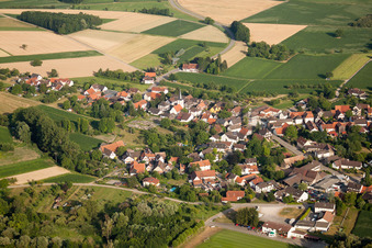 Vue aérienne de Église de la Trinité à le quartier Diersheim in Rheinau dans le département Bade-Wurtemberg, Allemagne