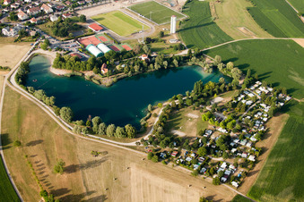 Vue aérienne de Caravane et tentes - Camping et emplacement de tente Zone de Loisirs et Camping de Gambsheim au lac de la carrière avec lido à Gambsheim dans le département Bas Rhin, France