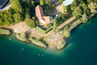 Vue aérienne de Caravane et tentes - Camping et emplacement de tente Zone de Loisirs et Camping de Gambsheim au lac de la carrière avec lido à Gambsheim dans le département Bas Rhin, France