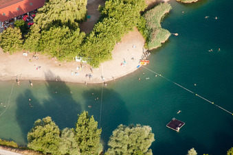 Photographie aérienne de Caravane et tentes - Camping et emplacement de tente Zone de Loisirs et Camping de Gambsheim au lac de la carrière avec lido à Gambsheim dans le département Bas Rhin, France