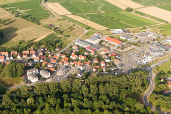 Vue aérienne de Zone industrielle et d'implantation d'entreprises rue des Champs à Oberhoffen-sur-Moder dans le département Bas Rhin, France