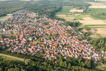 Vue aérienne de Vue des rues et des maisons dans les quartiers résidentiels à Oberhoffen-sur-Moder dans le département Bas Rhin, France