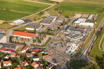 Vue aérienne de Zone industrielle et d'implantation d'entreprises rue des Champs à Oberhoffen-sur-Moder dans le département Bas Rhin, France