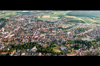 Vue aérienne de Du nord à Bischwiller dans le département Bas Rhin, France