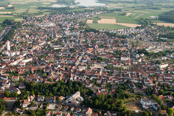 Vue aérienne de Du nord à Bischwiller dans le département Bas Rhin, France