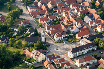 Vue aérienne de Bâtiment d'église au centre du village à Oberhoffen-sur-Moder dans le département Bas Rhin, France