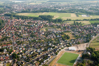 Vue d'oiseau de Oberhoffen-sur-Moder dans le département Bas Rhin, France