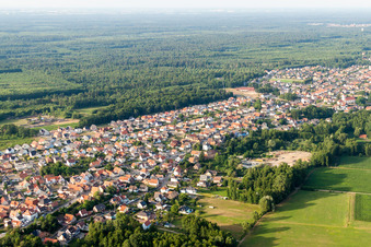 Vue aérienne de Vue sur le village à Schirrhein dans le département Bas Rhin, France