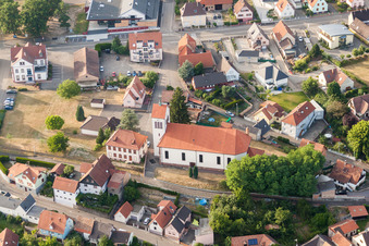 Vue aérienne de Bâtiment d'église au centre du village à Schirrhein dans le département Bas Rhin, France