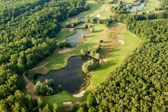 Vue aérienne de Terrain du terrain de golf Golfclub Soufflenheim Baden-Baden à Soufflenheim dans le département Bas Rhin, France