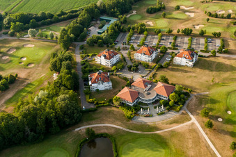 Vue aérienne de Restaurant du Golf Club Soufflenheim Baden-Baden à Soufflenheim dans le département Bas Rhin, France