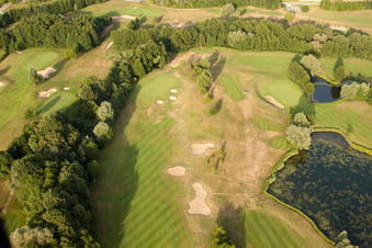 Golf Club Soufflenheim Baden-Baden à Soufflenheim dans le département Bas Rhin, France du point de vue du drone