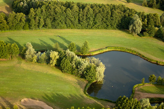 Vue d'oiseau de Golf Club Soufflenheim Baden-Baden à Soufflenheim dans le département Bas Rhin, France