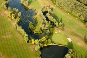 Golf Club Soufflenheim Baden-Baden à Soufflenheim dans le département Bas Rhin, France du point de vue du drone