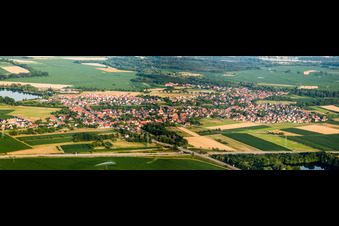 Vue aérienne de Panorama - Perspective des champs et des terres agricoles à Rountzenheim dans le département Bas Rhin, France