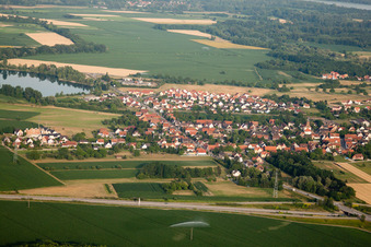 Vue aérienne de De l'ouest à Rountzenheim dans le département Bas Rhin, France