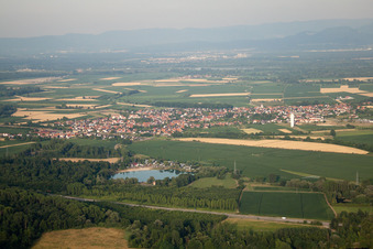 Vue aérienne de Roeschwoog de l'ouest à Rœschwoog dans le département Bas Rhin, France