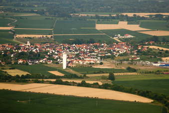 Vue aérienne de Roeschwoog de l'ouest à Rœschwoog dans le département Bas Rhin, France