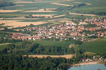 Vue oblique de Roeschwoog de l'ouest à Rœschwoog dans le département Bas Rhin, France