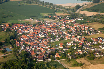 Vue aérienne de Du sud-ouest à Leutenheim dans le département Bas Rhin, France