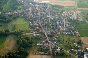 Niederrœdern dans le département Bas Rhin, France du point de vue du drone