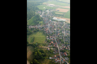 Vue aérienne de De l'est à Niederrœdern dans le département Bas Rhin, France