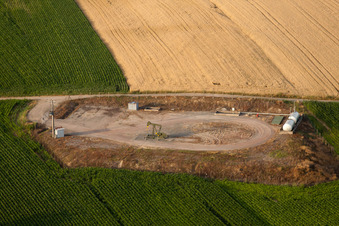 Vue aérienne de Production de pétrole à Eberbach-Seltz dans le département Bas Rhin, France