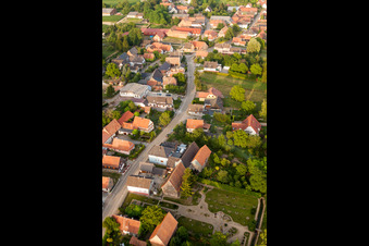 Vue aérienne de Itinéraire de la route principale à Wintzenbach dans le département Bas Rhin, France