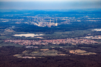 Vue aérienne de Vue de la ville depuis l'ouest à Hagenbach dans le département Rhénanie-Palatinat, Allemagne