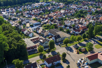 Vue d'oiseau de Rue Elsässer à Kandel dans le département Rhénanie-Palatinat, Allemagne