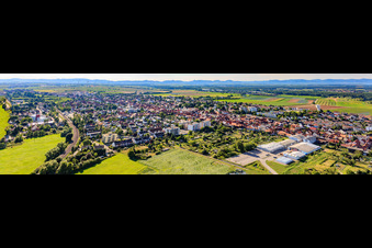 Vue aérienne de Panorama de la ville depuis la ligne de chemin de fer via Raiffeisenstraße jusqu'au DBK dans les jardins d'Unterkandeler à Kandel dans le département Rhénanie-Palatinat, Allemagne