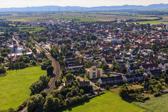 Vue aérienne de Vue de la ville avec la ligne de chemin de fer depuis le sud-est à Kandel dans le département Rhénanie-Palatinat, Allemagne