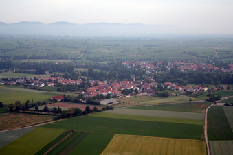 Vue aérienne de Du sud-est à le quartier Mühlhofen in Billigheim-Ingenheim dans le département Rhénanie-Palatinat, Allemagne