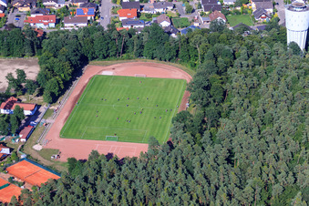 Vue aérienne de Terrain de football à Hatzenbühl dans le département Rhénanie-Palatinat, Allemagne
