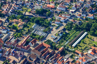 Vue aérienne de Rue locale du milieu à Rülzheim dans le département Rhénanie-Palatinat, Allemagne