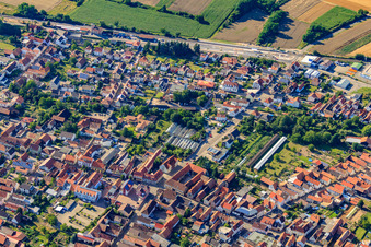 Vue aérienne de Rue locale du milieu à Rülzheim dans le département Rhénanie-Palatinat, Allemagne