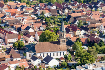 Vue aérienne de Bâtiment de l'église à Rülzheim dans le département Rhénanie-Palatinat, Allemagne