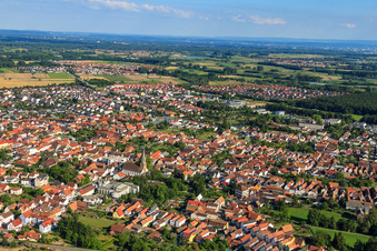 Vue aérienne de Vue de la ville depuis le nord-ouest à Rülzheim dans le département Rhénanie-Palatinat, Allemagne