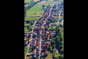 Vue aérienne de Vue du village depuis l'est à Herxheimweyher dans le département Rhénanie-Palatinat, Allemagne