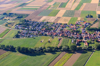 Vue aérienne de Vue du village depuis le sud à Herxheimweyher dans le département Rhénanie-Palatinat, Allemagne