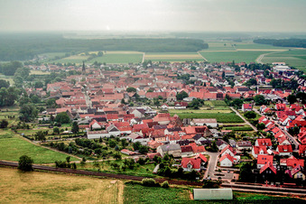 Vue aérienne de Ville vue de l'ouest à Steinweiler dans le département Rhénanie-Palatinat, Allemagne