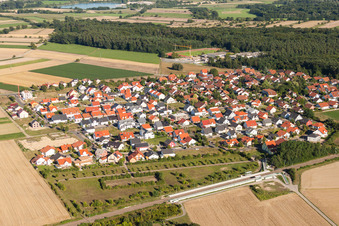 Vue aérienne de Villa de luxe dans un quartier résidentiel d'une colonie de maisons unifamiliales aux carrières d'argile à Rheinzabern dans le département Rhénanie-Palatinat, Allemagne