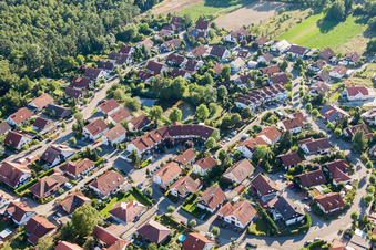 Vue aérienne de Villas de luxe dans le quartier résidentiel d'une colonie de maisons unifamiliales aux carrières d'argile à Rheinzabern dans le département Rhénanie-Palatinat, Allemagne