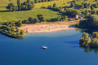 Vue aérienne de Station balnéaire Jockgrim avec île de baignade dans le lac de carrière Johanneswiese à Jockgrim dans le département Rhénanie-Palatinat, Allemagne
