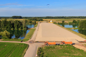 Chantier de construction du polder à Neupotz à Neupotz dans le département Rhénanie-Palatinat, Allemagne d'en haut
