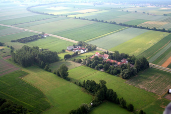 Vue aérienne de Ferme en bordure de champs cultivés dans le district de Höfen à le quartier Minderslachen in Kandel dans le département Rhénanie-Palatinat, Allemagne