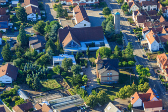 Vue aérienne de Hôtel de ville, église catholique Saint-Georges à Jockgrim dans le département Rhénanie-Palatinat, Allemagne