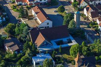 Vue aérienne de Église catholique Saint-Georges à Jockgrim dans le département Rhénanie-Palatinat, Allemagne